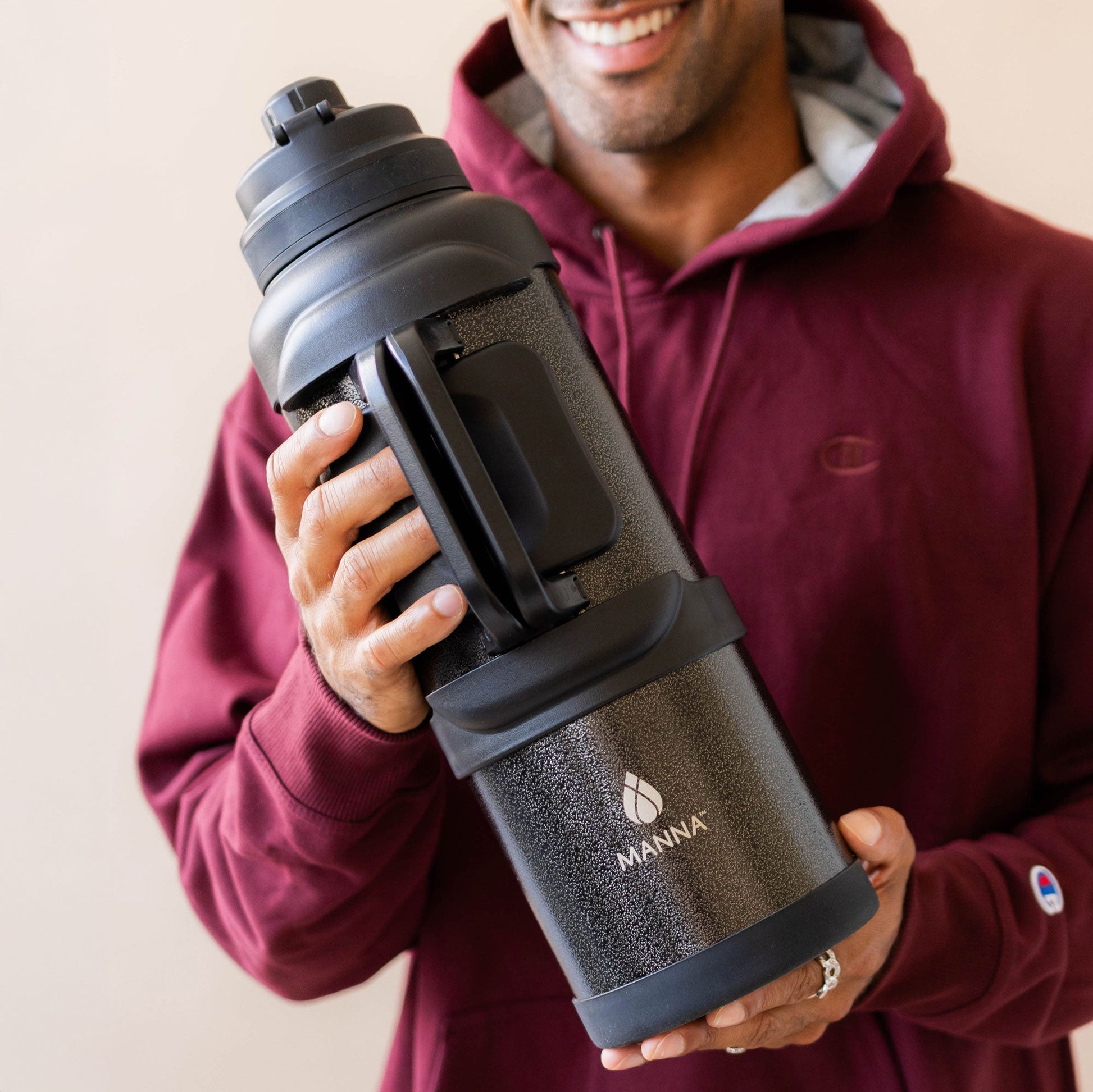 4l-titan-bottle-135-oz-x3 5Manna_Website_Lifestyles-29.jpg